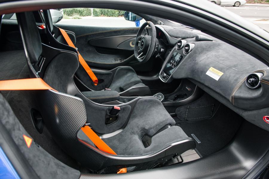 Интерьер McLaren 600LT Vega Blue 2019 года  (фото 9 из 36)